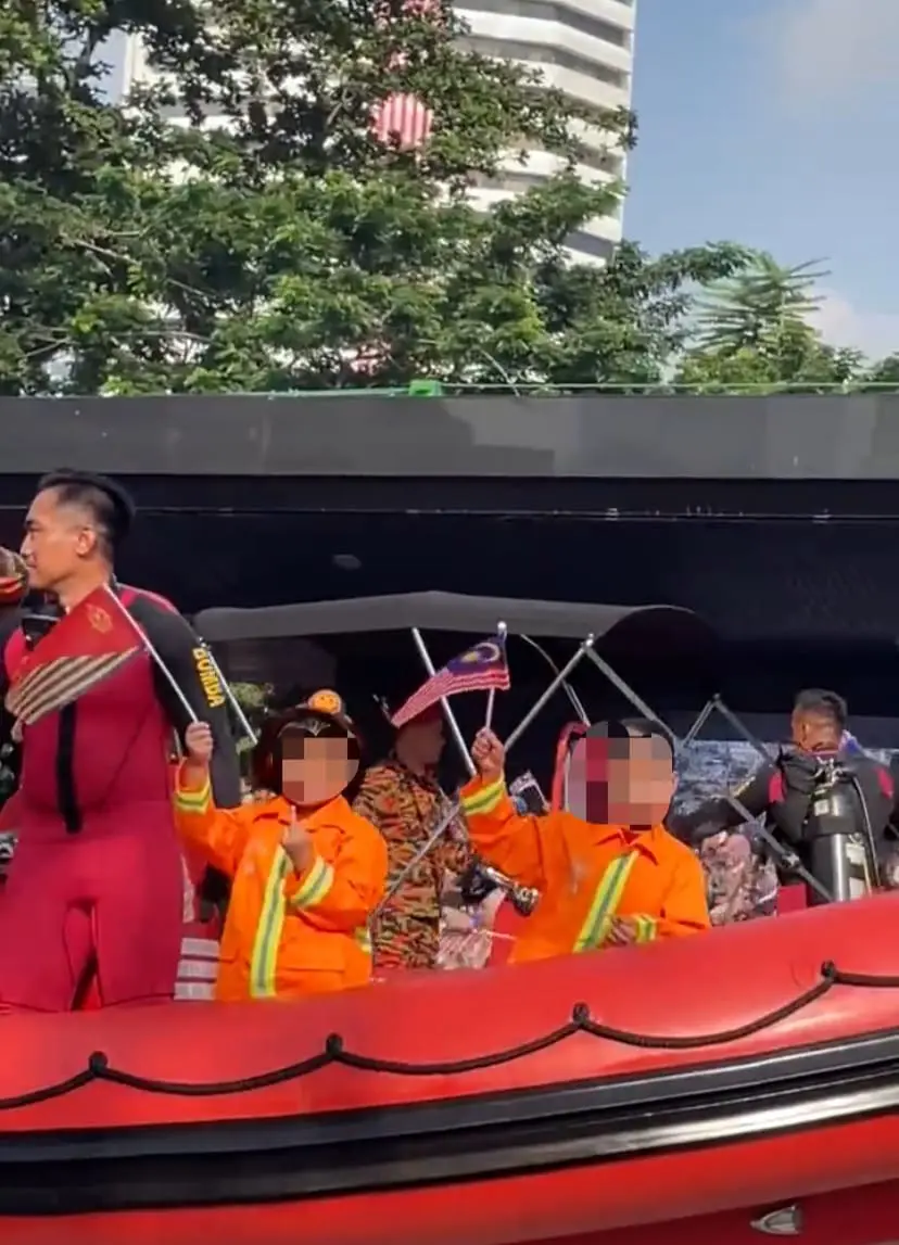 Kid Steals The Show By Showing Middle Finger Instead Of Mini Love During Merdeka Celebration