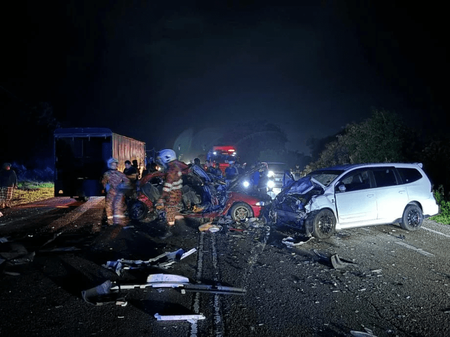 Aftermath of 3-vehicle crash in Pahang