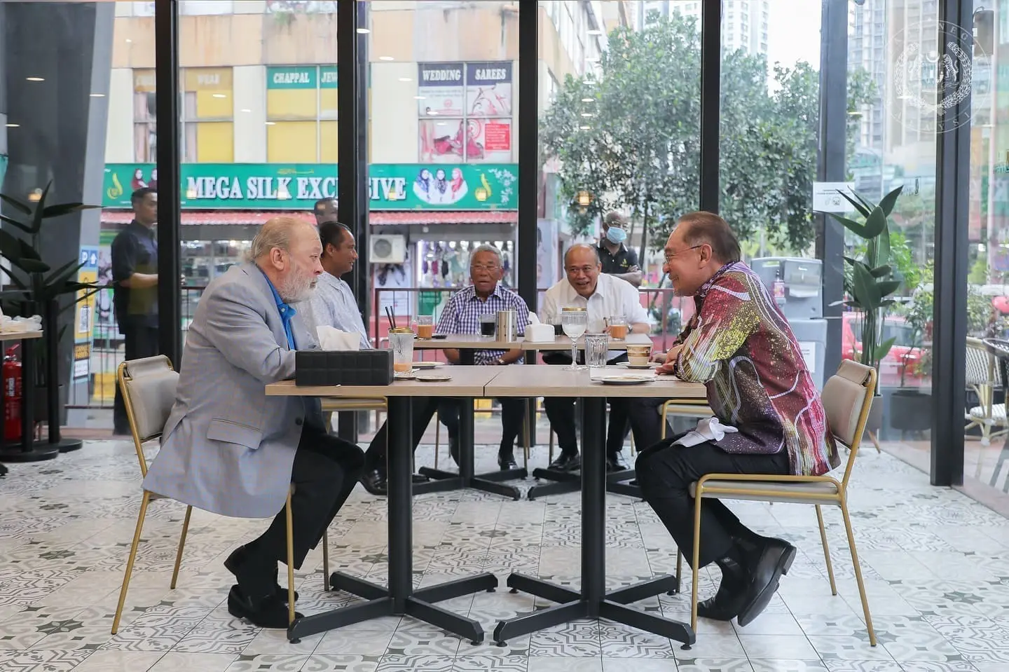 agong and pmx sitting together in kl restaurant