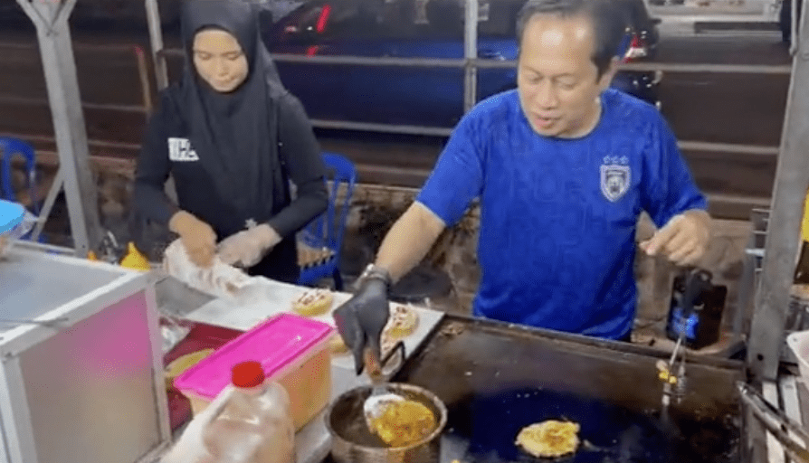 Ahmad Maslan Shows off flipping burger skills 3