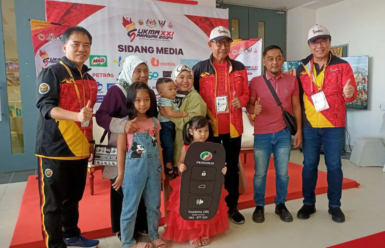 Ainul Mardhiah Hirizuan and her family poses for photo