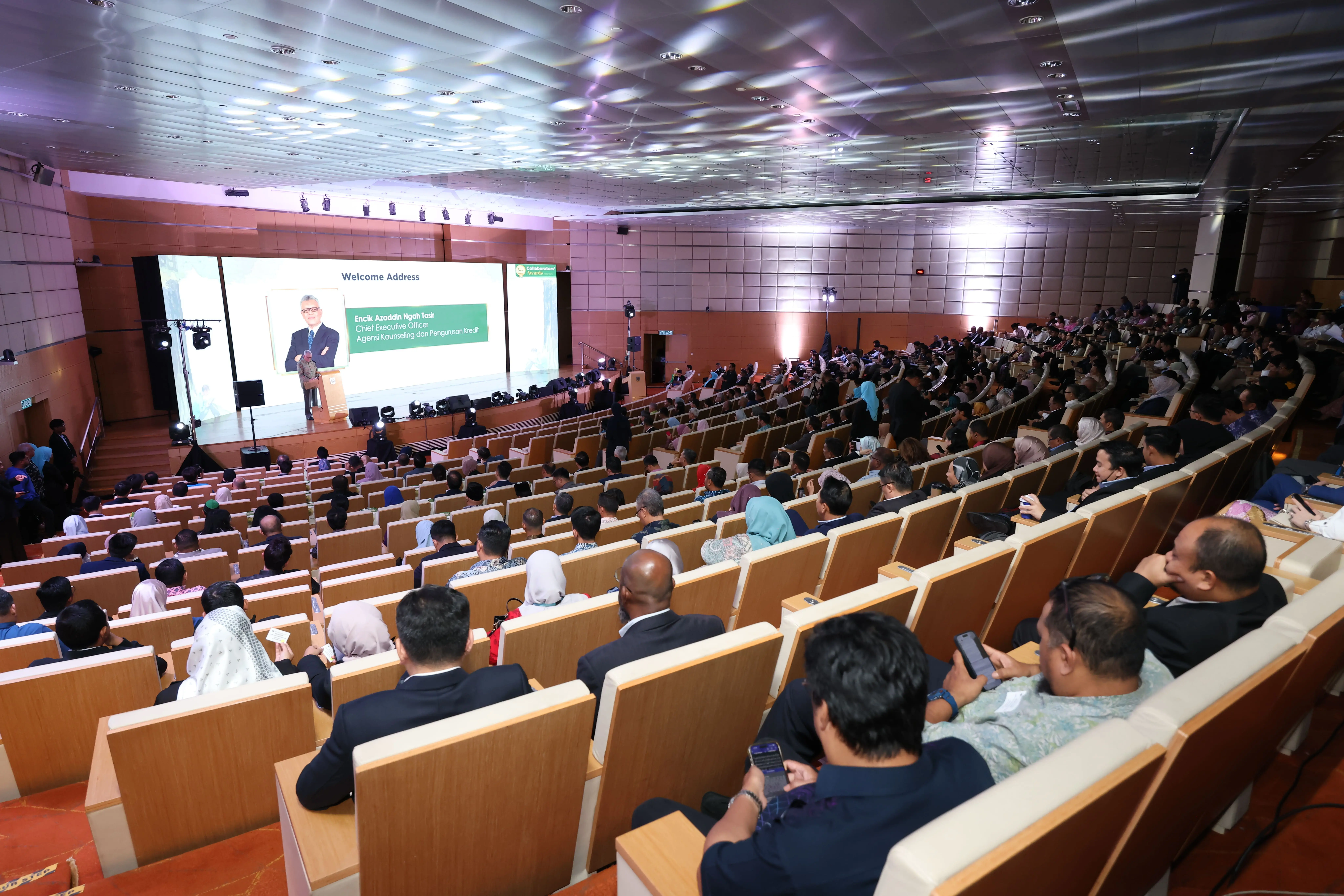 AKPK's top management and collaboration partners at the AKPK Collaborators Awards 2023:2024.