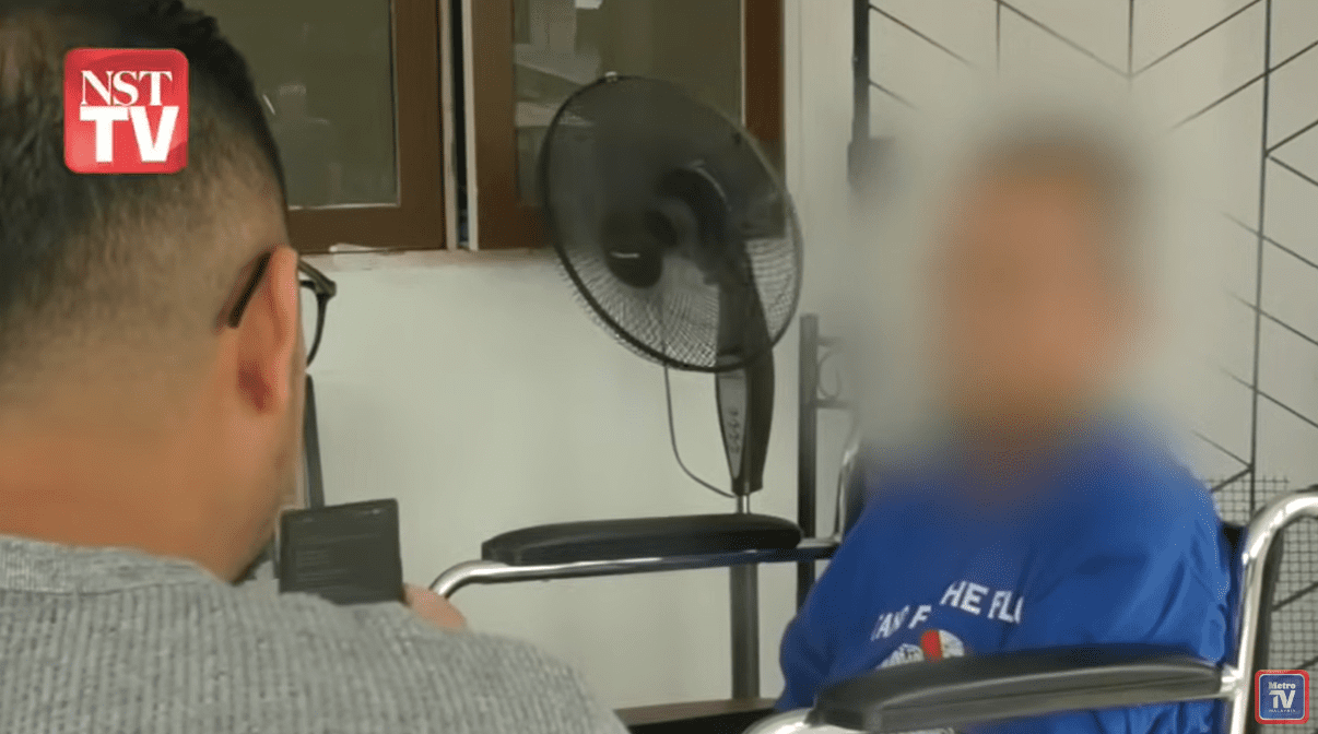 Ali talking to Harian Metro reporter