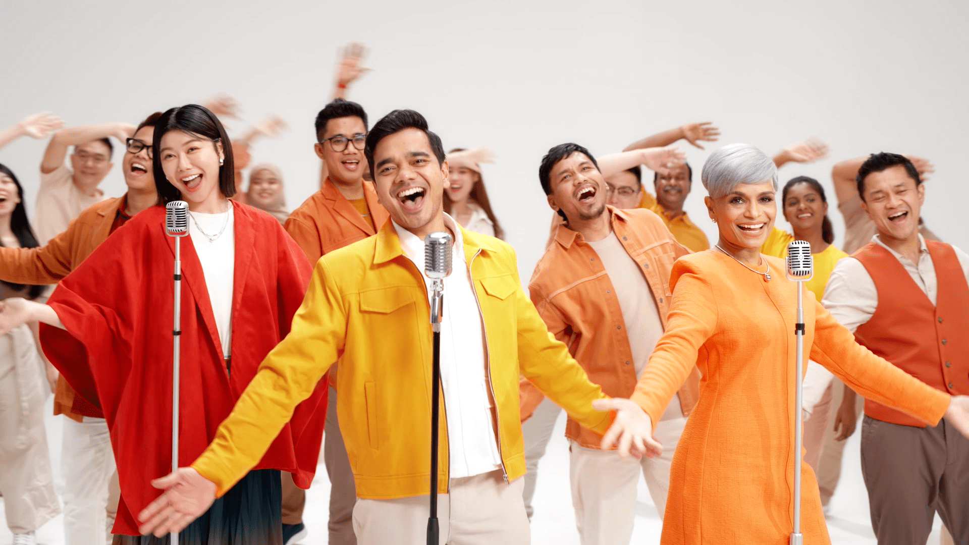 Alif Satar, Jaclyn Victor, and Priscilla Abby singing bersama satu suara song