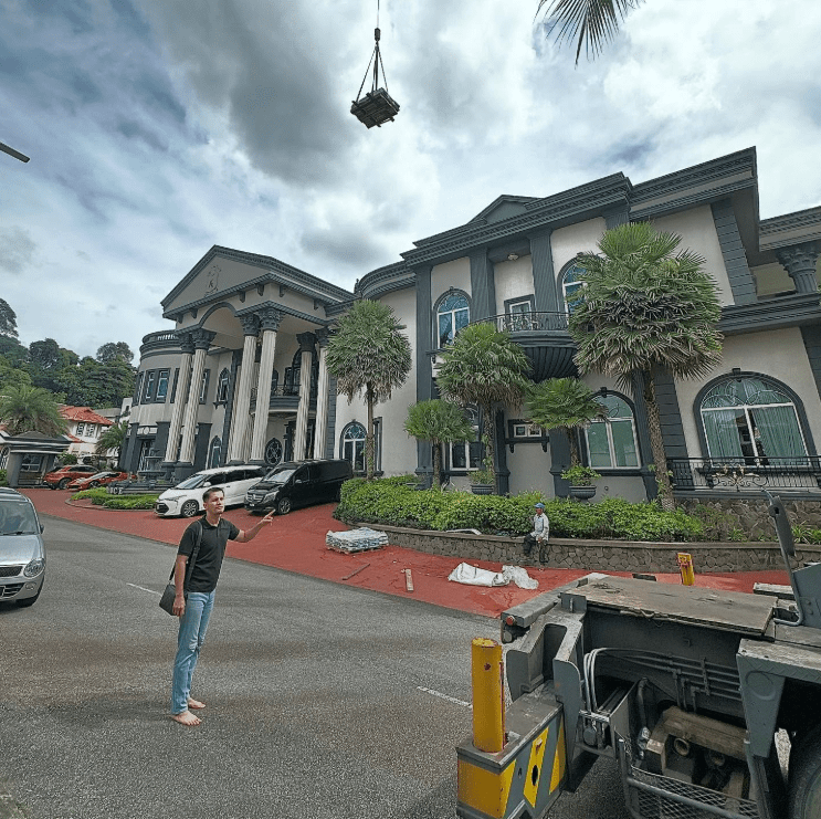 Aliff Syukri shows his house
