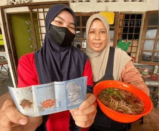 Aminah Awang showing her RM1 dish
