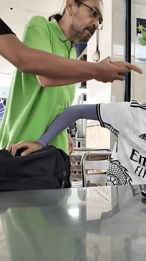 M'sian Man Gets Aggressive After Being Told Not To Smoke At Mamak Restaurant