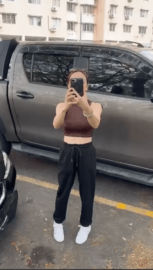 Angry M'sian woman takes a photo of man after getting confronted over her parking