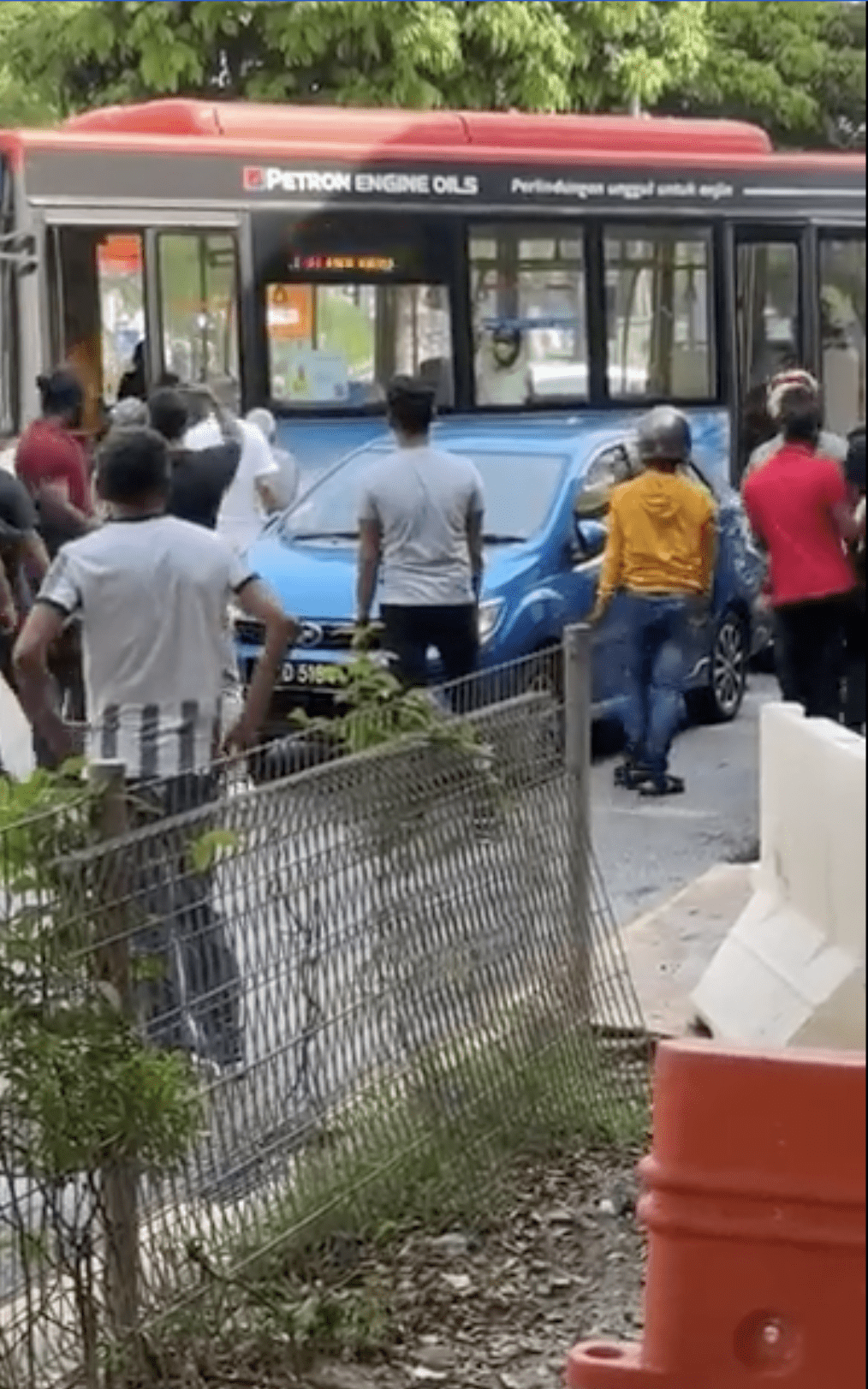 Another RapidKL bus stuck by the bezza