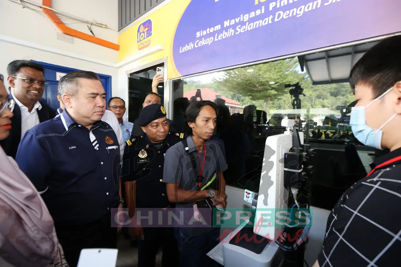 Anthony Loke looking at the eTesting system