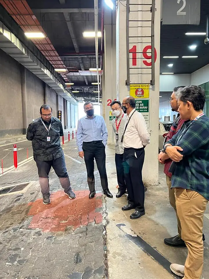 Anthony Loke Spotchecks KLIA2 before new year announcement