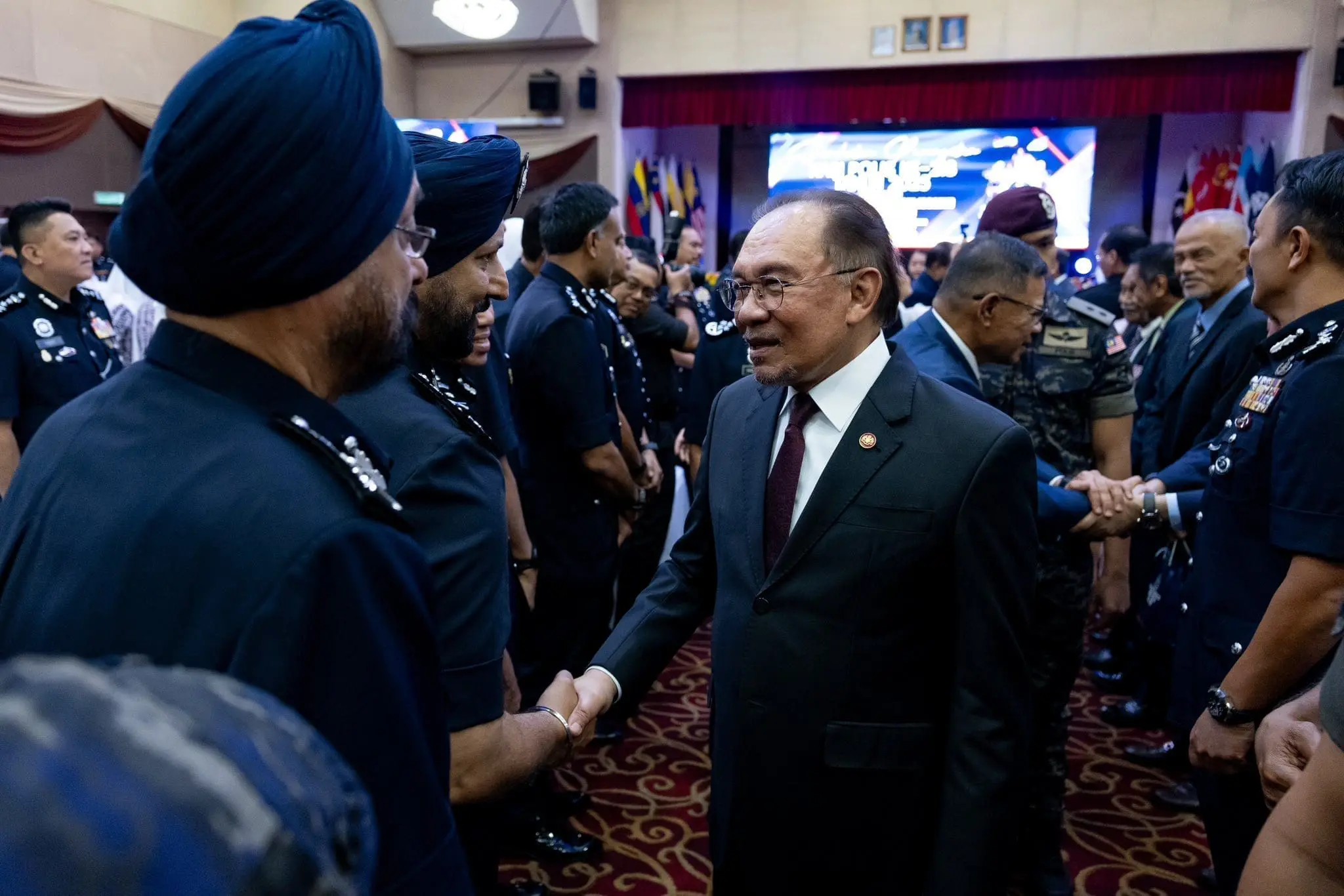 Anwar meeting police officers