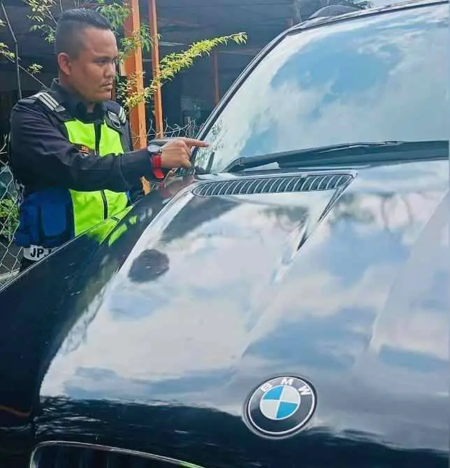 Azrin Borhan checking BMW X6