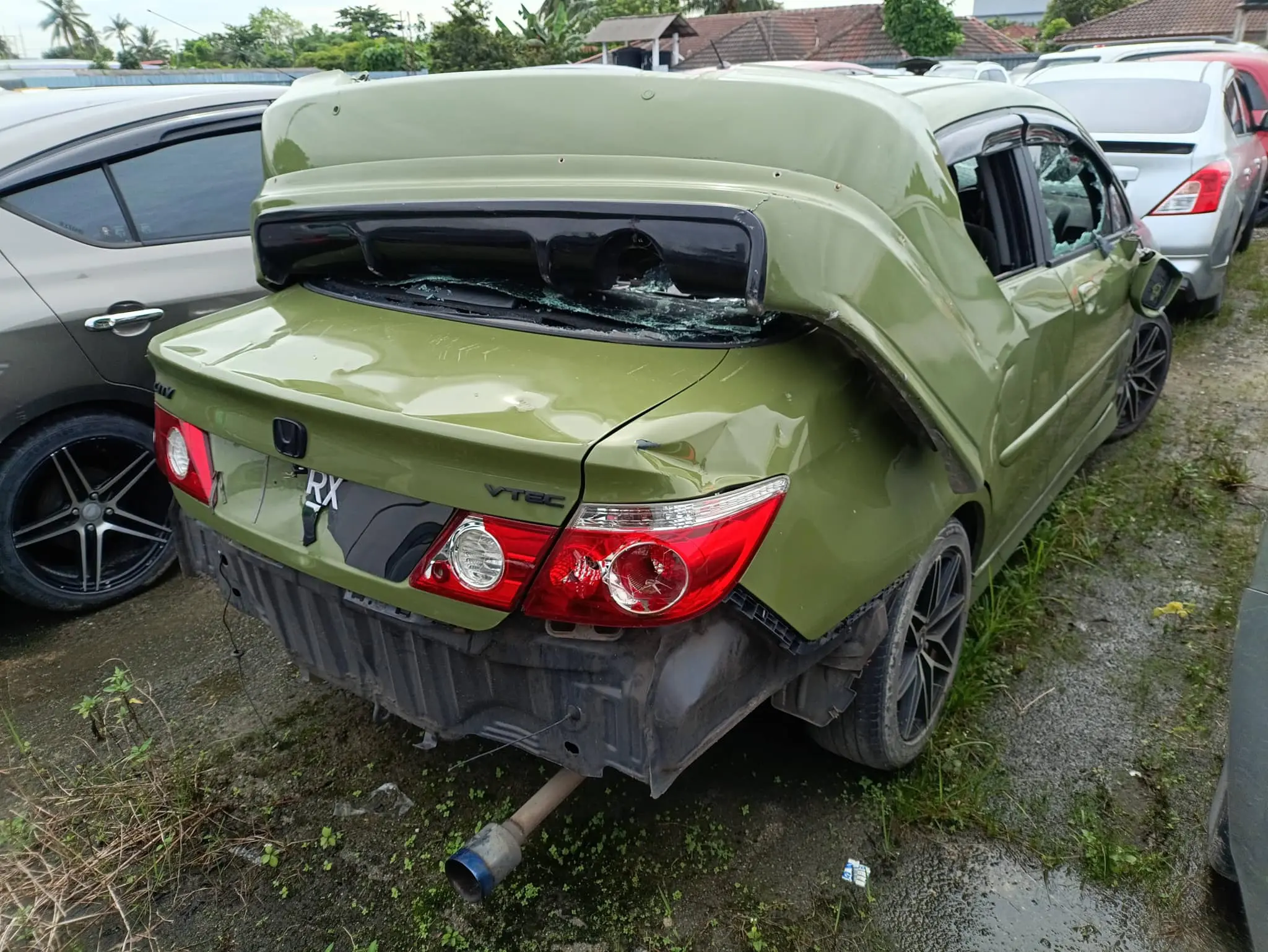 BACK OF GREEN HONDA CITY 2008 DESTROYED