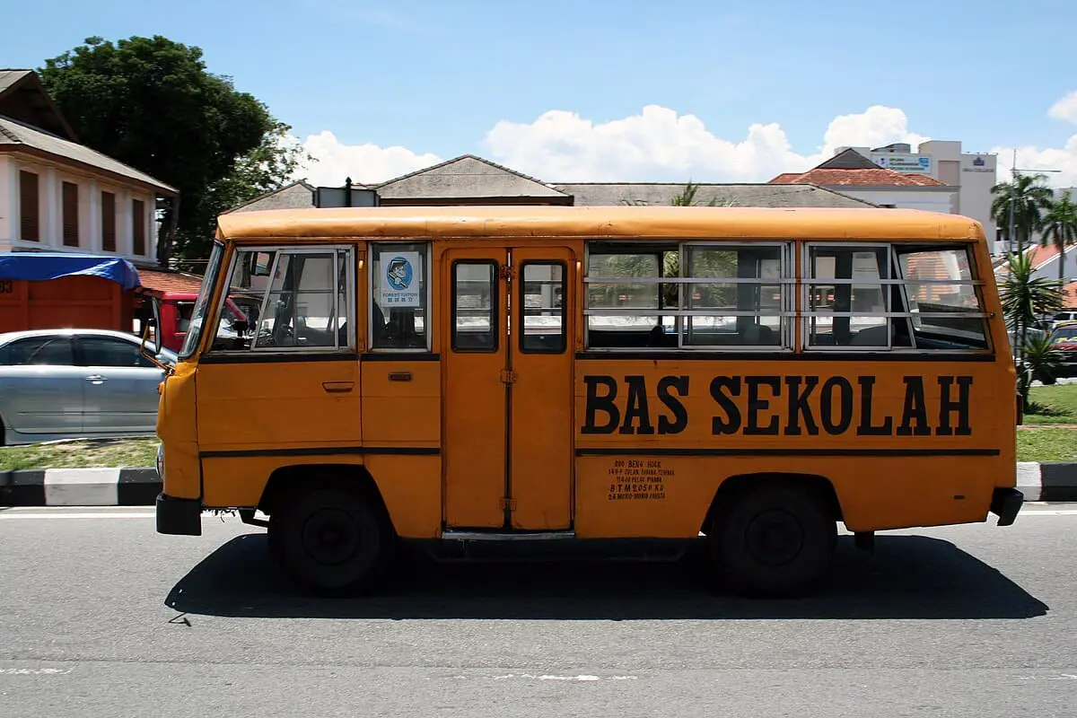 Bas sekolah