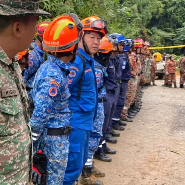 Batang Kali Landslide Victims’ Family Member Joins Rescue Mission, Melvin Chin