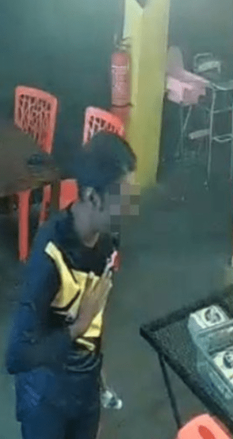 M'sian Father Begs For Food To Feed His 2 Kids, Restaurant Staff Give It To Him For Free