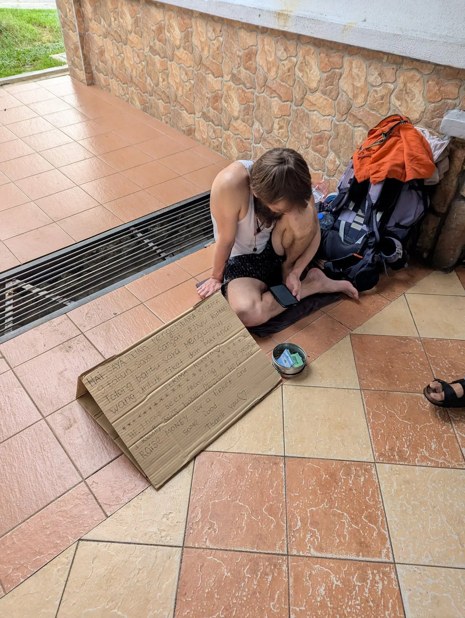 Begpacker asks for money