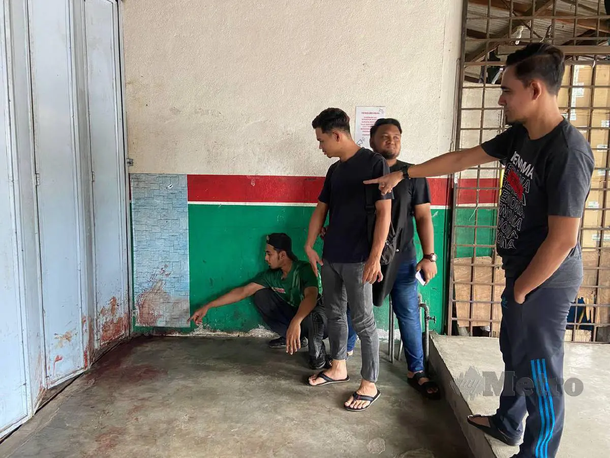 Witnesses pointing out the location of altercation between married man and a man who had an affair with his wife in Kelantan