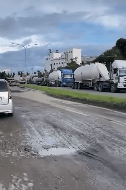 big potholes in lahad datu (1)