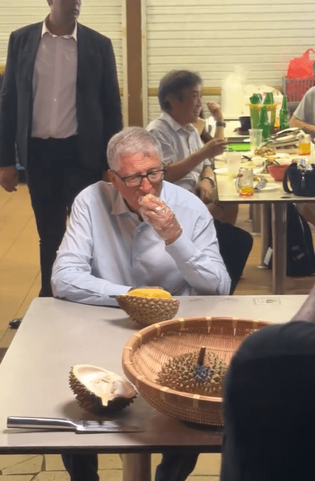 Bill Gate trying durian at Singapore (3)
