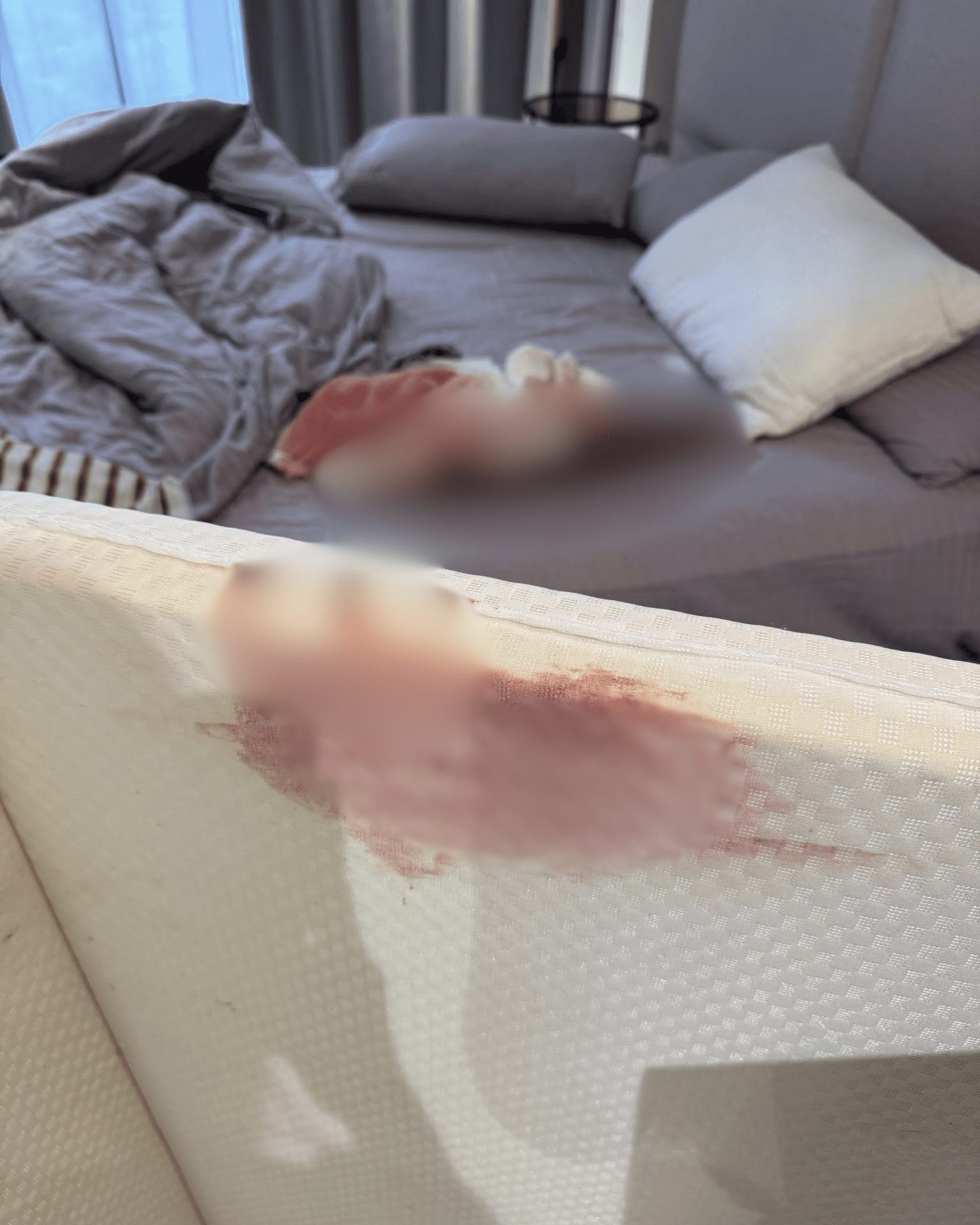 blood stain in airbnb mattress (3)