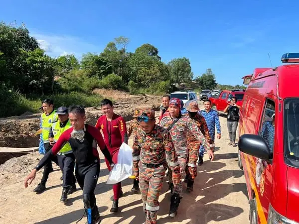 M'sian Father Drowns After Saving 5yo Son From Car Which Fell Into Sabah River