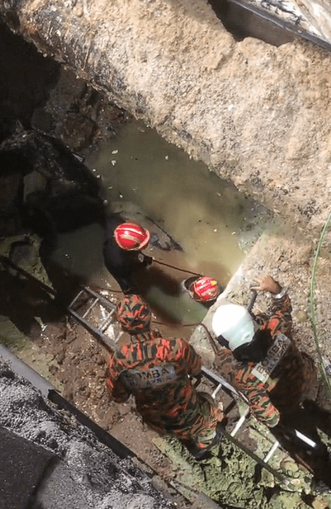 Bomba rescue at KL sinkhole (2)