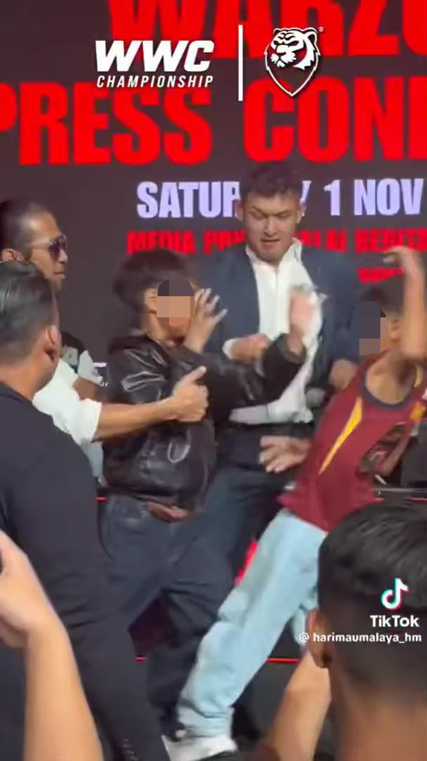 Boys scuffling with each other at MMA event 1