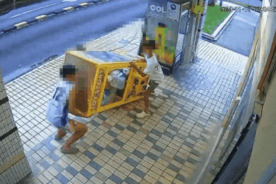Boys tilt Labubu claw machine to 90 degrees