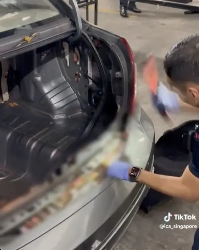 S'porean Immigration Officers Rip Apart M'sian-Registered Car & Discover 2,710 Cigarette Packs