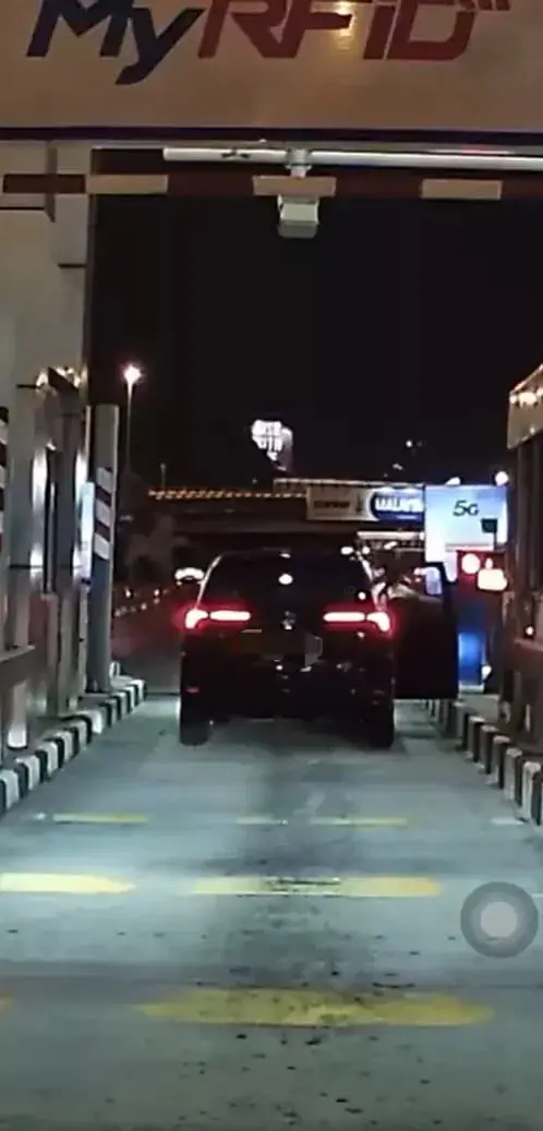 Man breaks boom gate