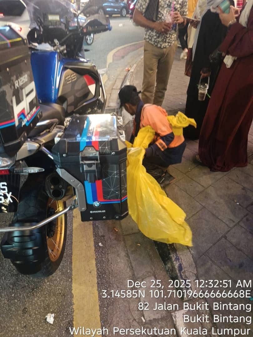 Bukit Bintang Littered After Christmas Eve Celebrations, DBKL Carries Out Cleanup
