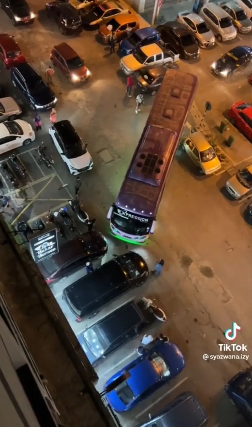 M'sians Watch Excitedly As Bus Driver Skillfully 'Frees' Vehicle From Narrow Intersection In Cameron Highlands