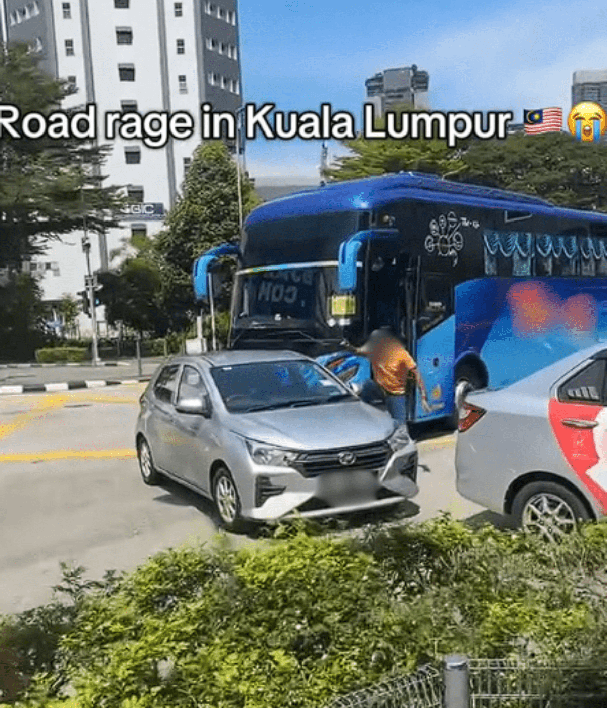 Bus driver confront Axia stopping on yellow box (1)