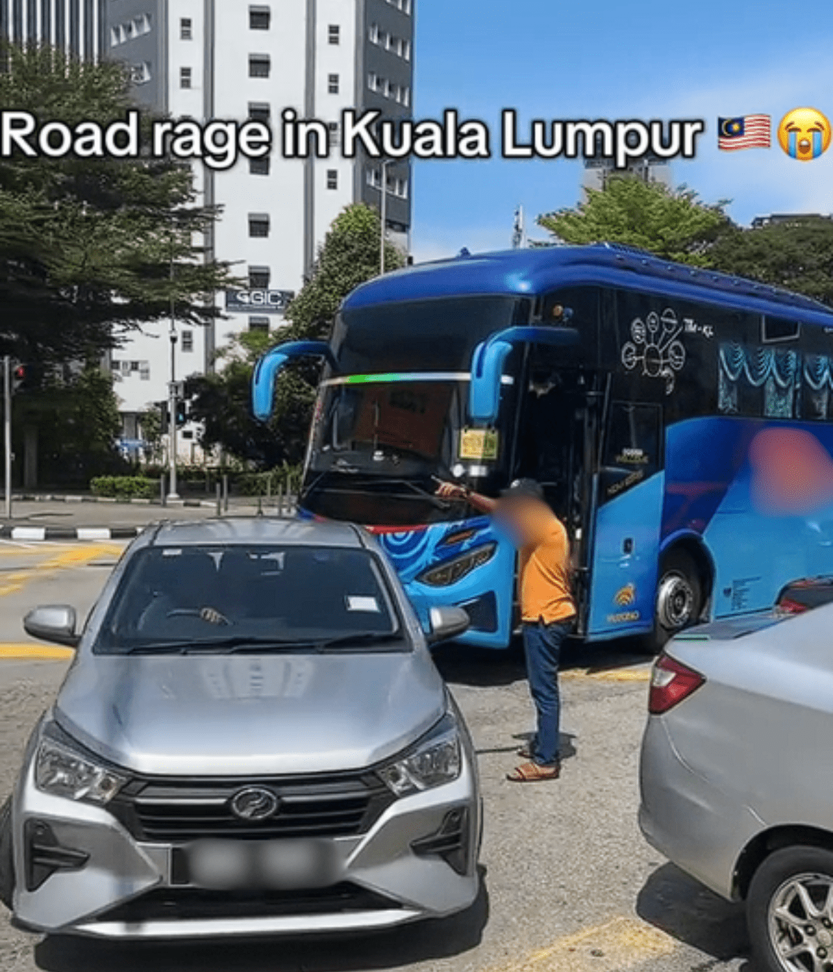Bus driver confront Axia stopping on yellow box (2)