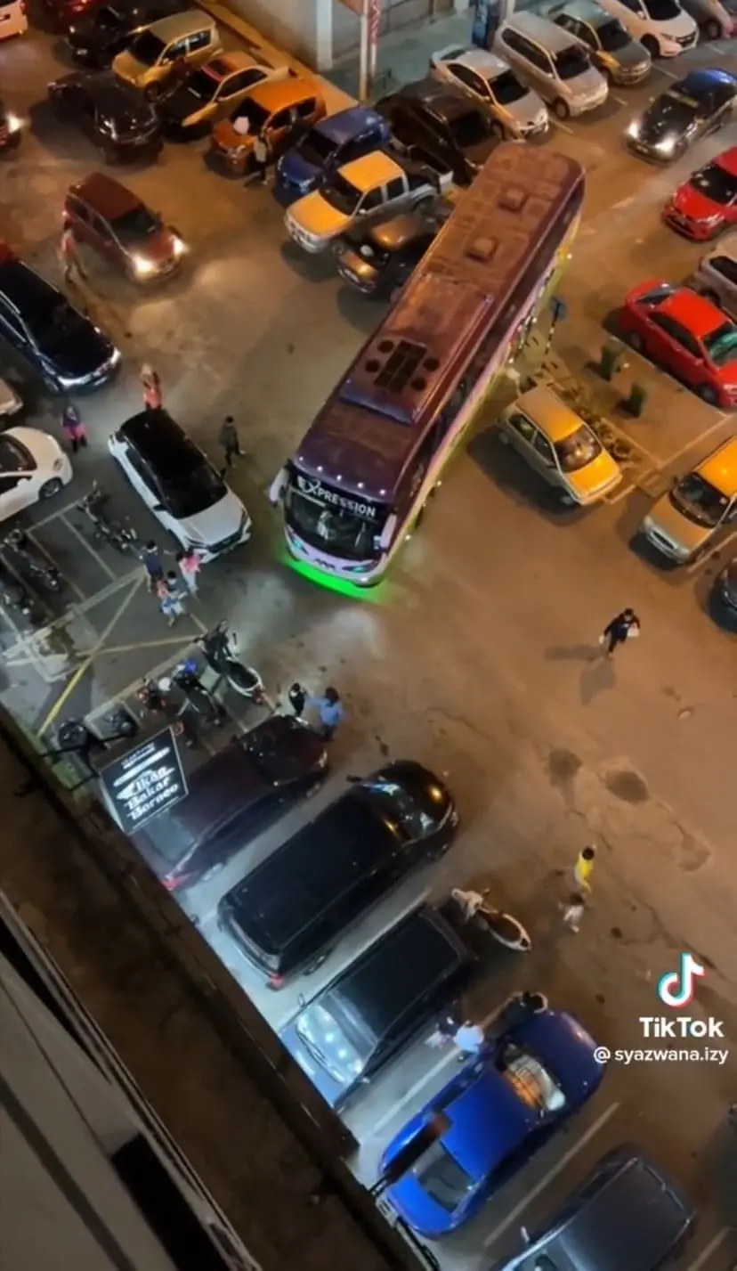 M'sians Watch Excitedly As Bus Driver Skillfully 'Frees' Vehicle From Narrow Intersection In Cameron Highlands