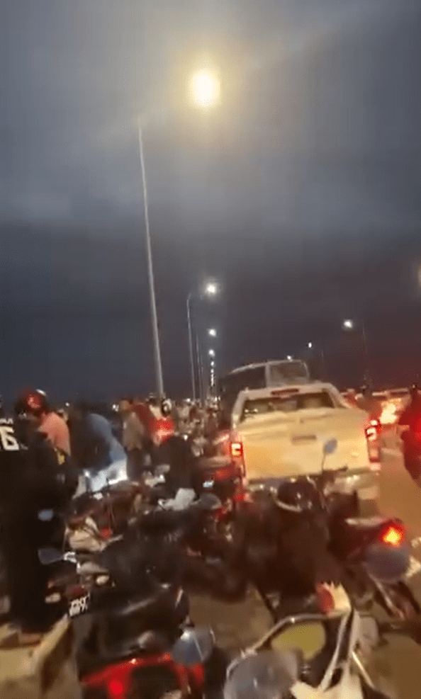 Bystanders crowding at Penang Bridge