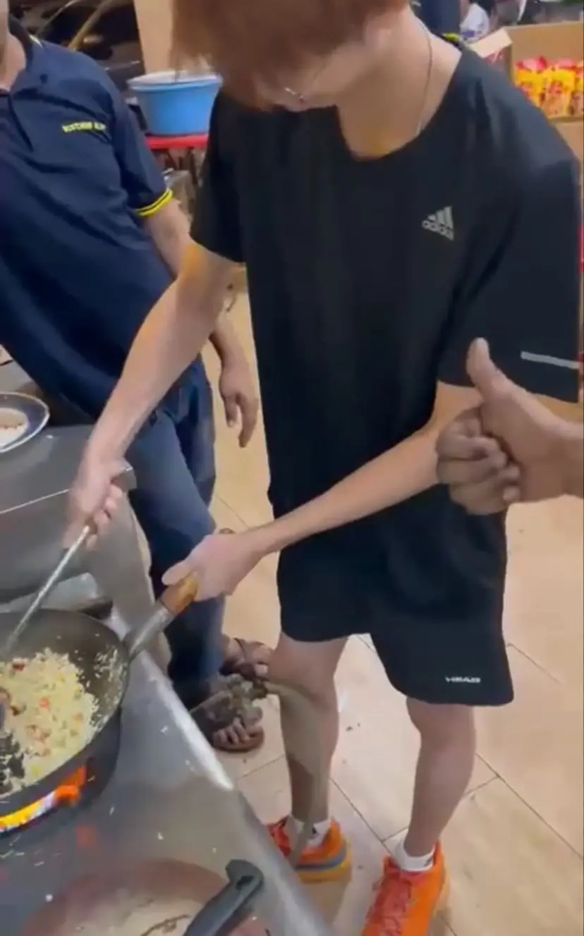 M'sian Chinese Dude Impresses KL Mamak Workers With His Cooking Skills