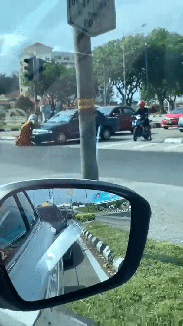 M'sian Woman Spotted Trying To Block Moving Car Near Traffic Light In Viral Video