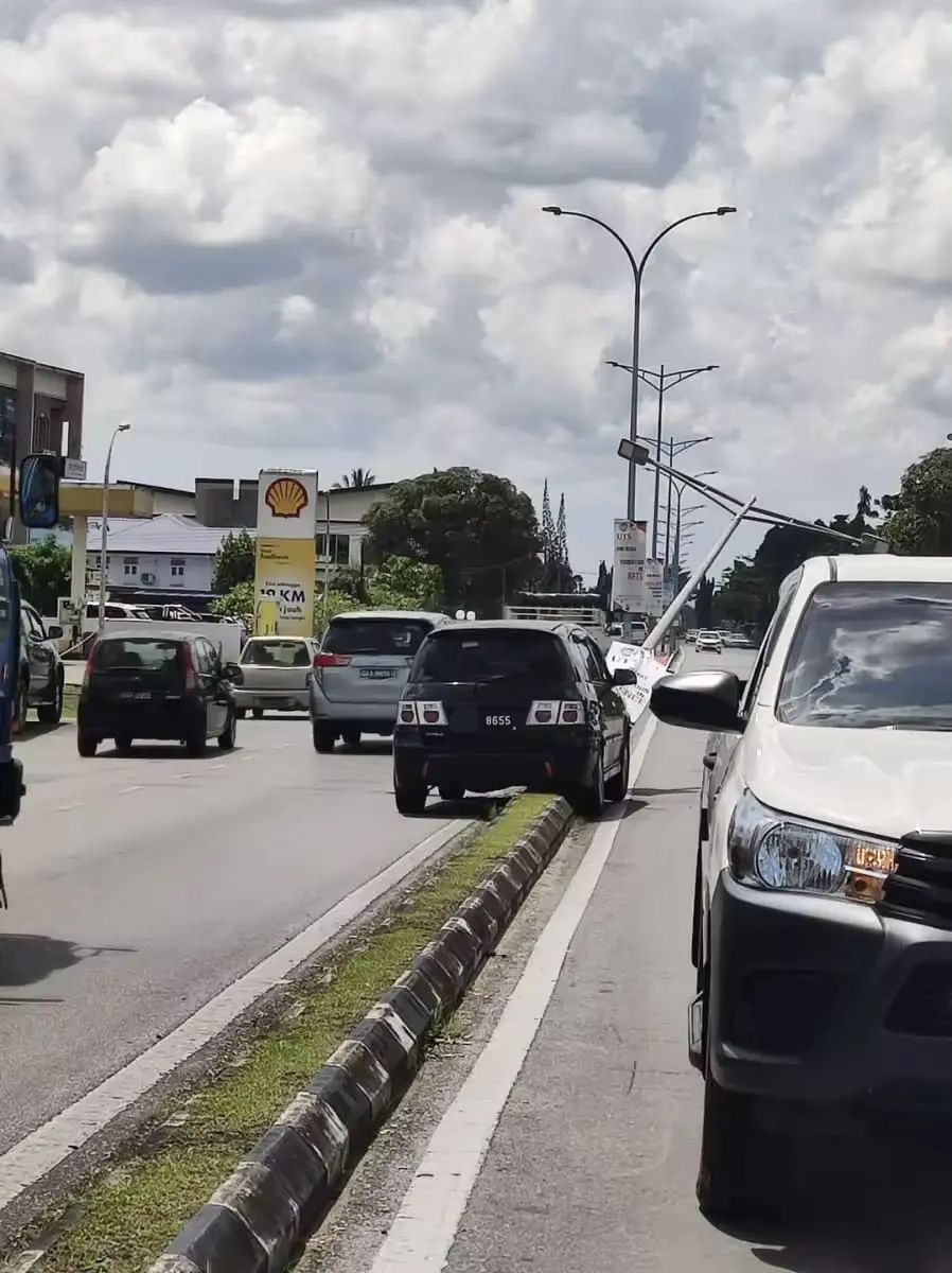 Car hits pole in Sibu, Sarawak