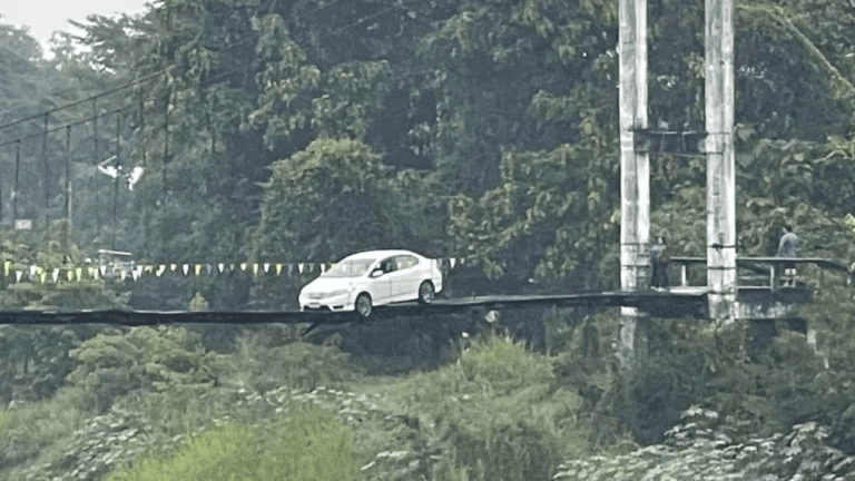 Thai woman's car gets stuck on Wiang Thong Bridge