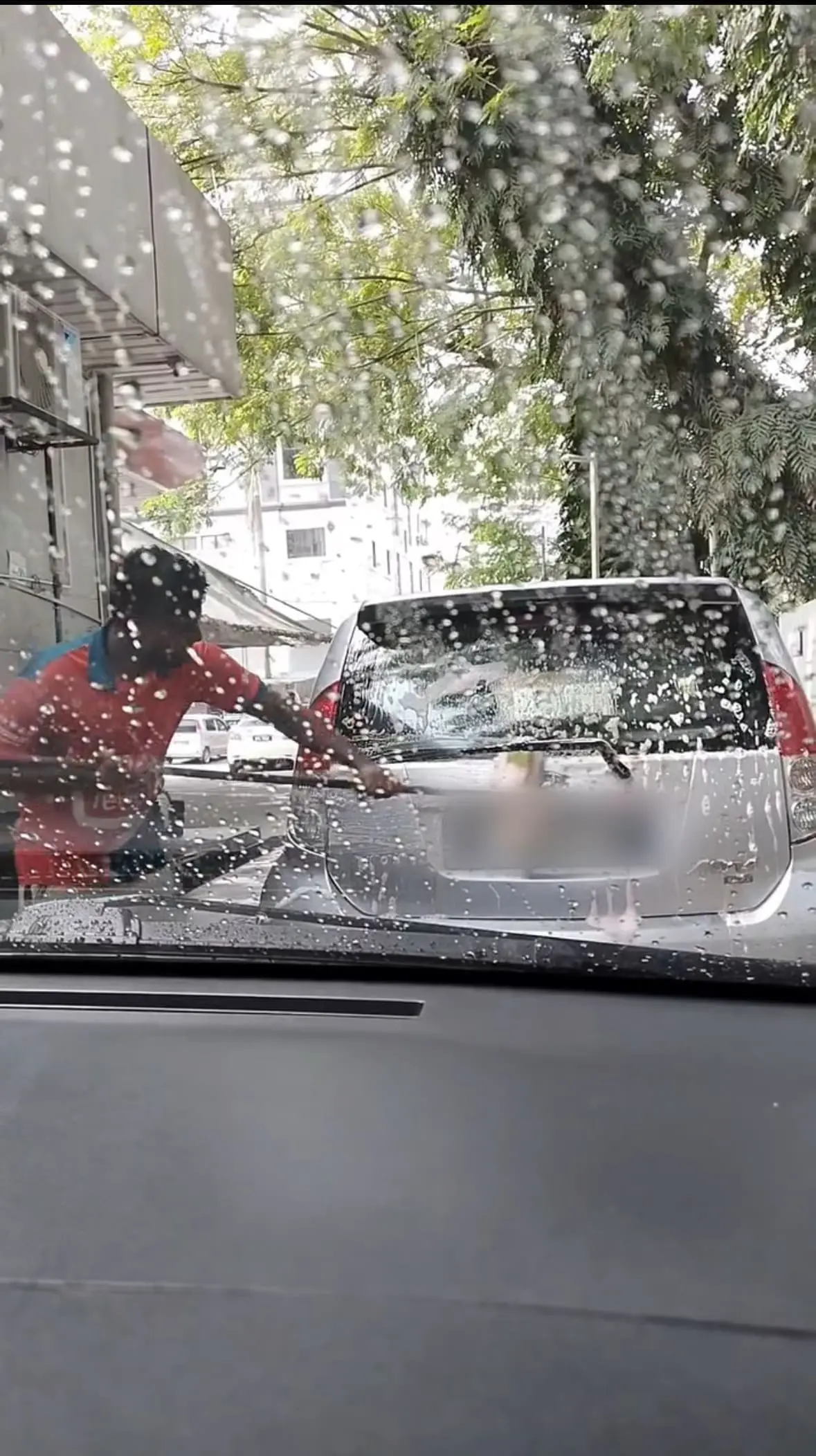 Car wash cleaner uses brush to wash car 01