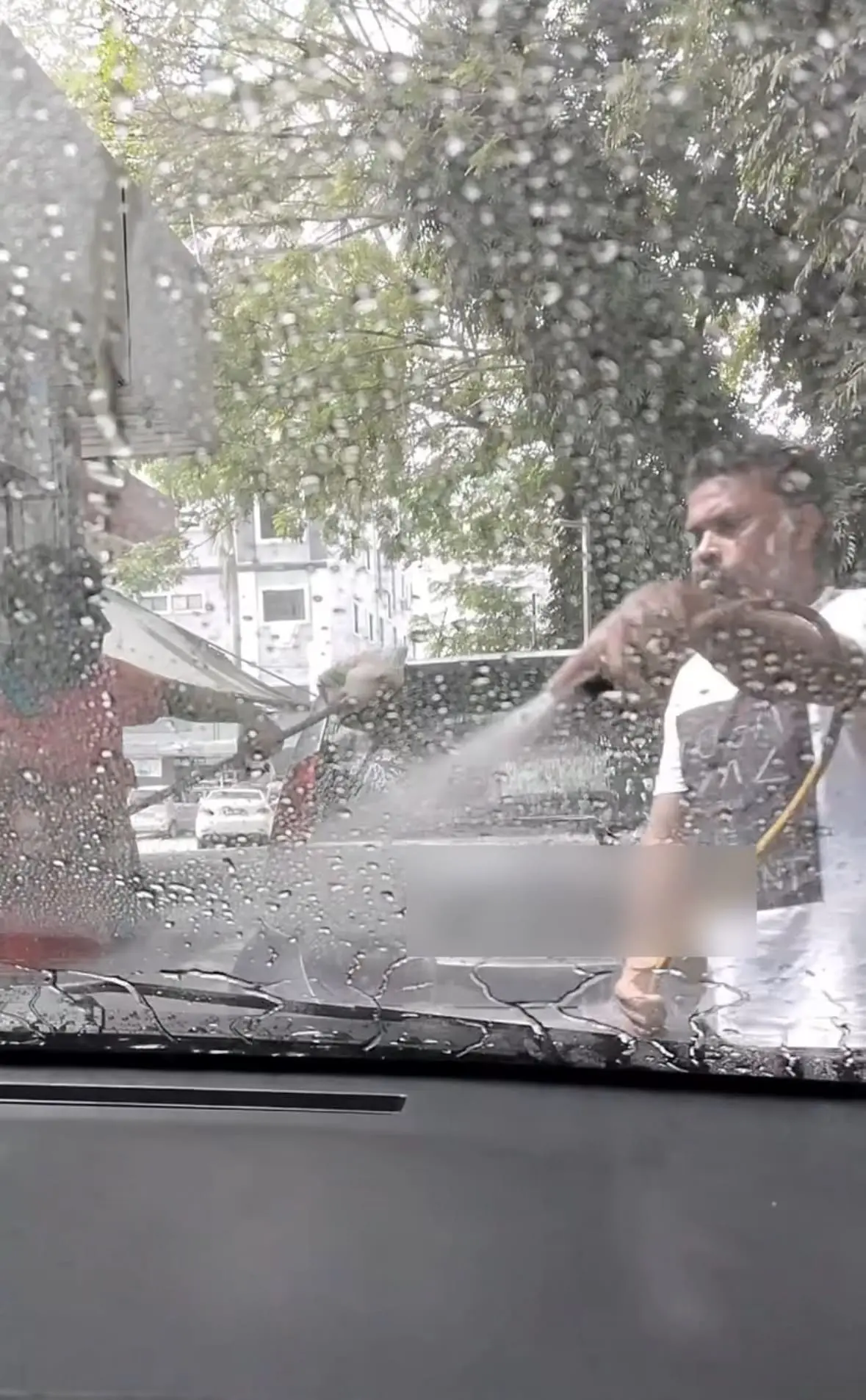 Car wash cleaner uses brush to wash car 02