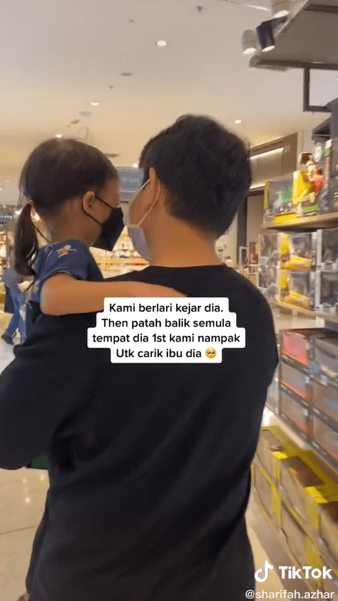 Siblings help child who got lost at IOI Mall