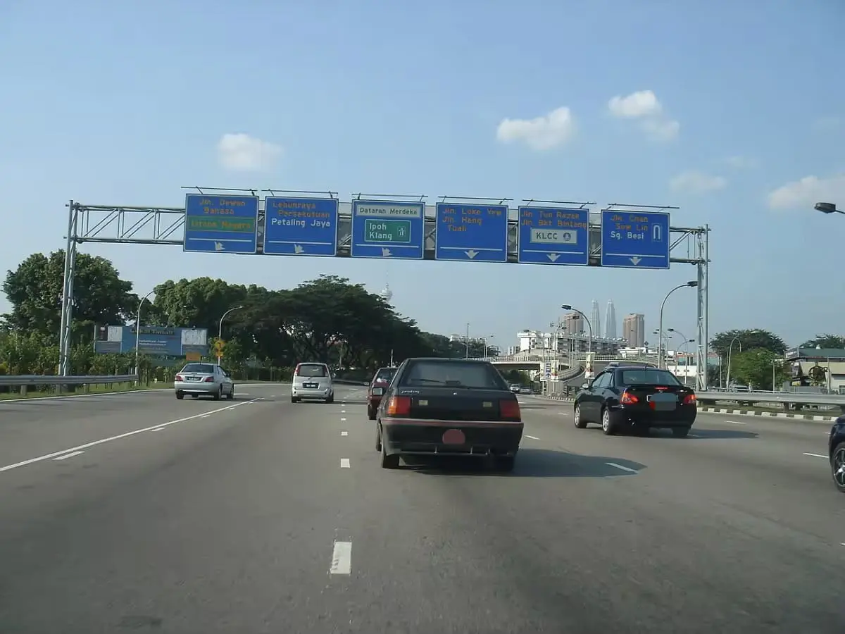 Cars travelling on the Federal Highway