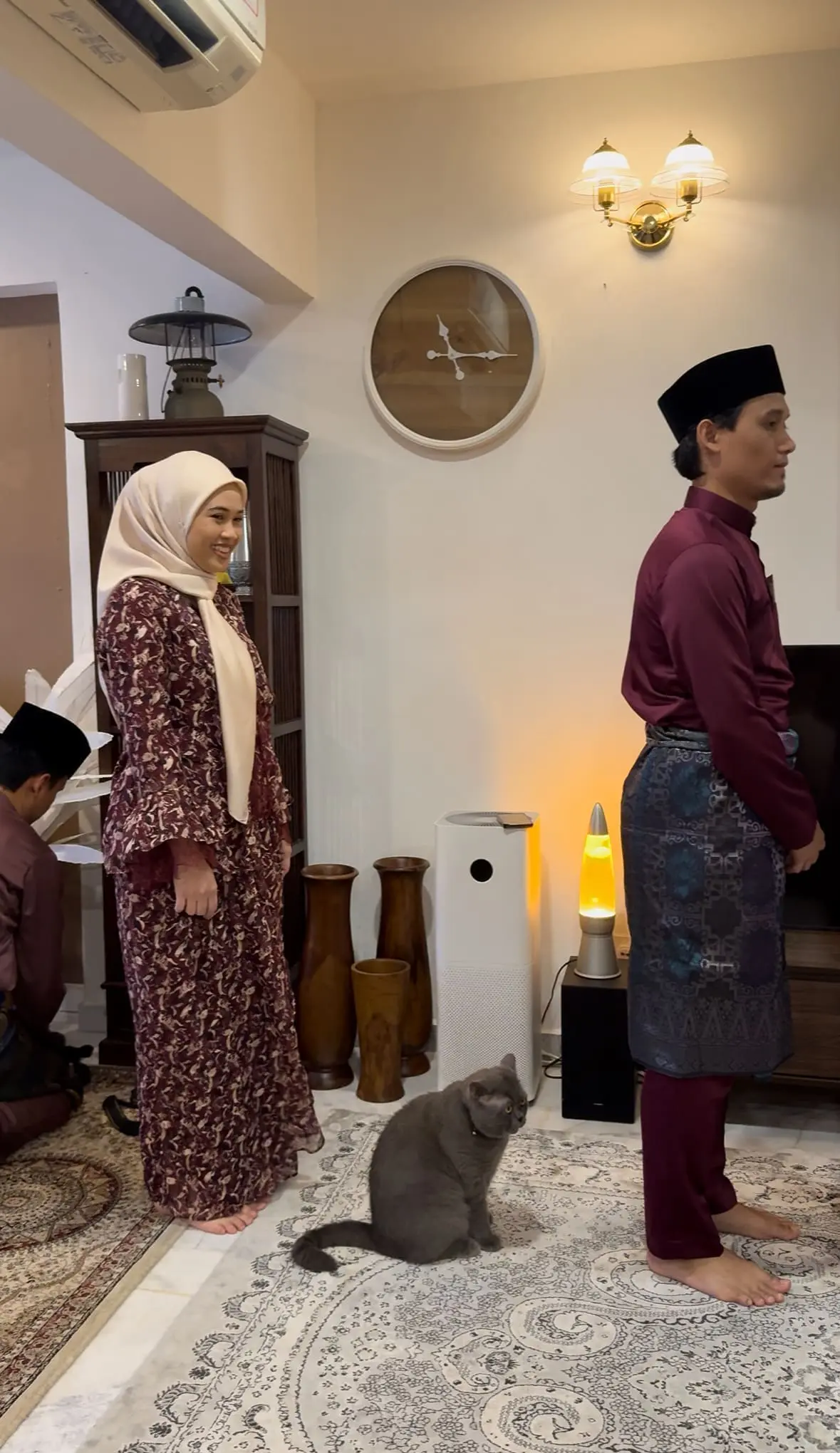 Cat Queues Up To Salam Parents During Raya & Netizens Say He Has The Most To Apologise For