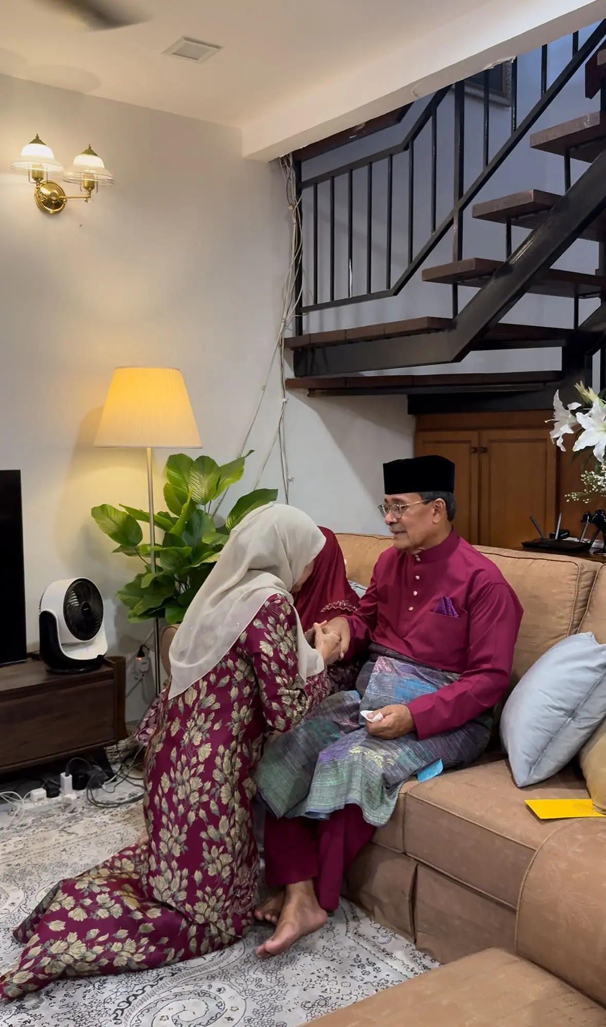 Cat Queues Up To Salam Parents During Raya & Netizens Say He Has The Most To Apologise For