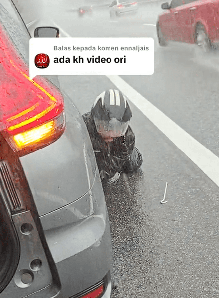 Changing Tyre under rain (1)