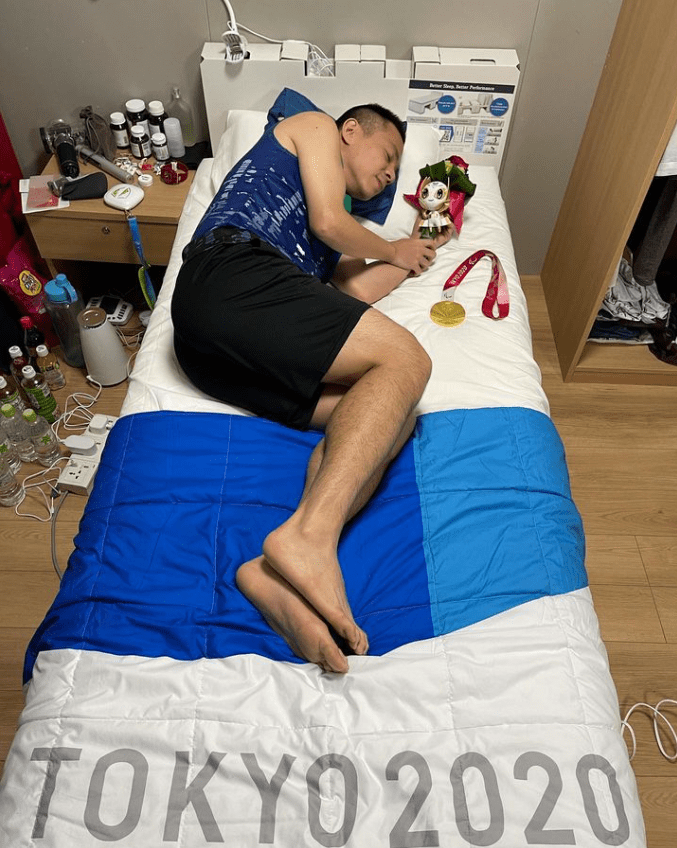 Cheah Liek Hou posing with gold medal